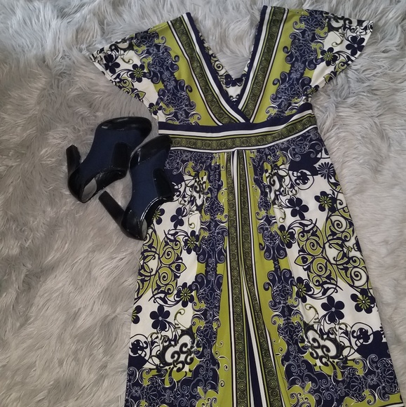 Jones New York Dresses & Skirts - Jones New York V-Neck Midi Dress